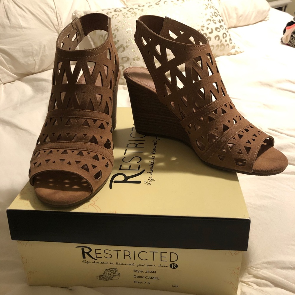 Restricted wedged sandal 7.5